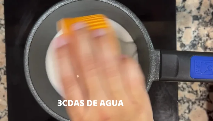 Preparar el caramelo: En una olla pequeña, añadir el azúcar y el agua. Cocinar a fuego medio sin remover (excepto al principio y al final si es necesario), hasta que se caramelice (aprox. 5-6 minutos). Verter cuidadosamente en el molde.