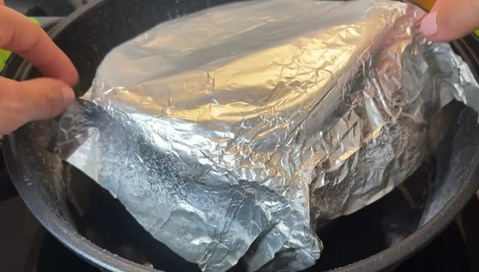 Comprobar cocción: Introducir la punta de un cuchillo en el centro del flan. Si sale limpia, está listo. Dejar enfriar a temperatura ambiente, luego refrigerar por al menos 4 horas antes de desmoldar.