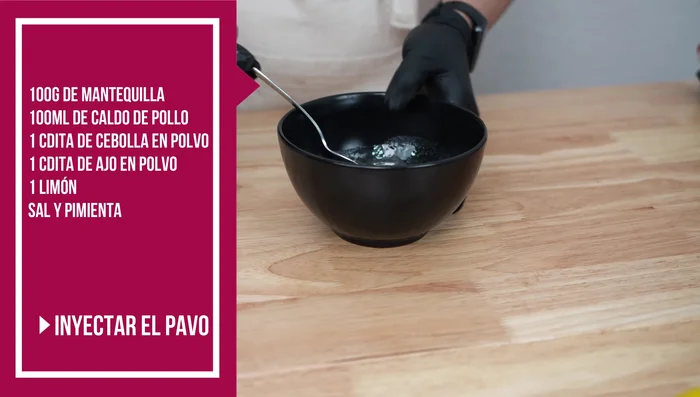 Truco extra: Mezclar mantequilla derretida con caldo de pollo, cebolla en polvo, ajo en polvo, limón y pimienta. Inyectar esta mezcla dentro del pavo, especialmente en las partes con más carne.
