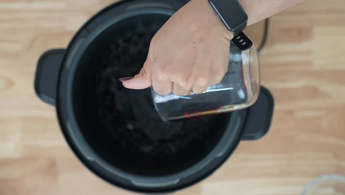 Preparar el arroz moro: Sofreír pimiento, cebolla y ajo. Agregar arroz, frijoles negros (previamente cocidos), agua, comino, orégano y sal. Cocinar a fuego medio hasta que esté casi listo (8 minutos en olla de presión).