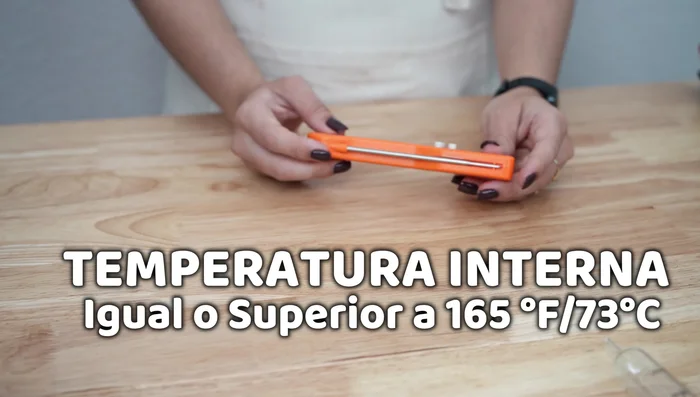 Verificar la cocción: La temperatura interna del pavo debe ser de 73-75°C. Dejar reposar 10 minutos antes de servir.