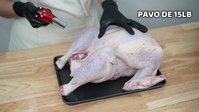 Preparar la salmuera seca: Retirar las plumas del pavo, secarlo bien y añadir sal por todos lados. Esto le dará más sabor y jugosidad.