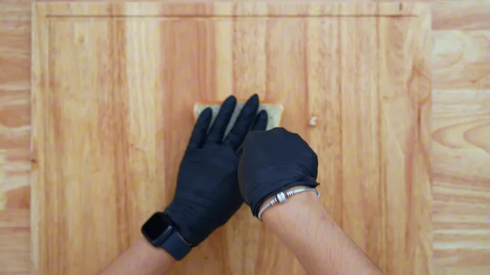 Retirar los bordes del pan de molde para que quede limpio y uniforme. Aplastar con un rodillo hasta que quede completamente liso.
