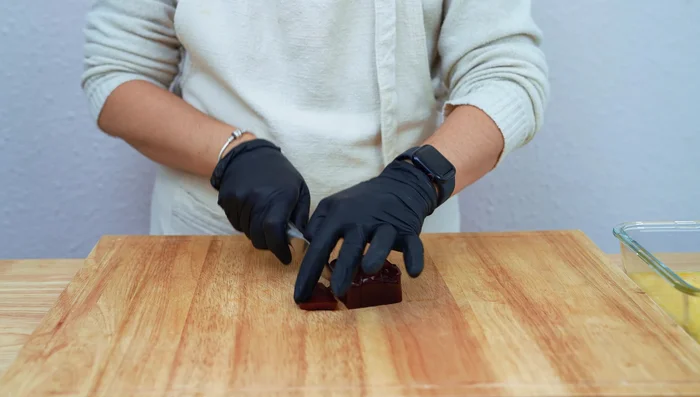 Agregar porciones medianamente pequeñas de dulce de guayaba en barra sobre el queso.