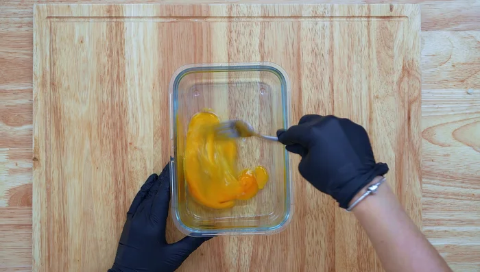 Batir dos huevos. Pincelar cuidadosamente los bordes del pan con la mezcla de huevo para sellarlo.