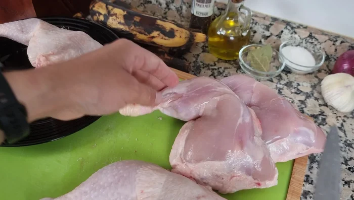 Quitar la piel al pollo (opcional). Se puede picar en trozos pequeños o dejarlo entero.