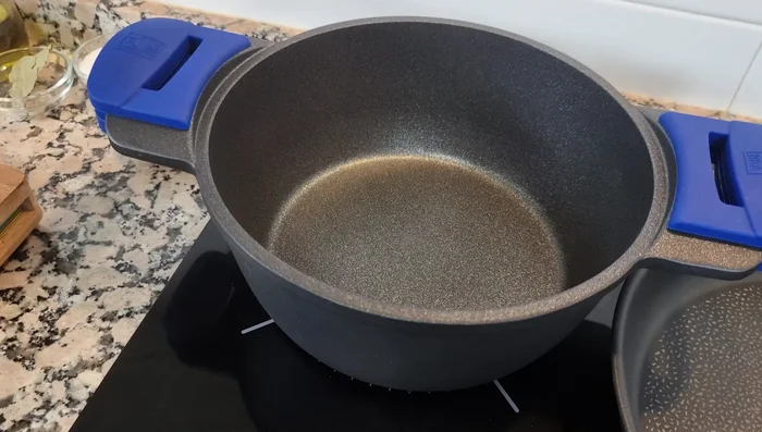 Colocar el pollo en una olla con agua, media cebolla, 2 dientes de ajo y laurel. Cocinar a fuego lento durante 45-50 minutos, retirando la espuma que se forma.