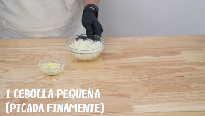 Preparar el sofrito: dorar cebolla, ajo, pimiento y panceta en aceite hasta que estén dorados (202.36).