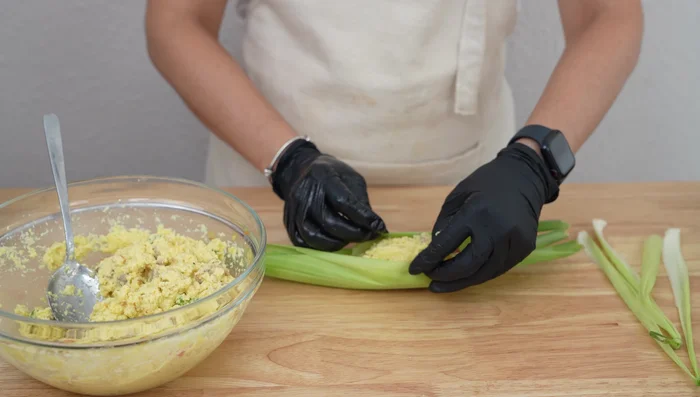 Rellenar las hojas con la masa, doblar y amarrar (258.959).