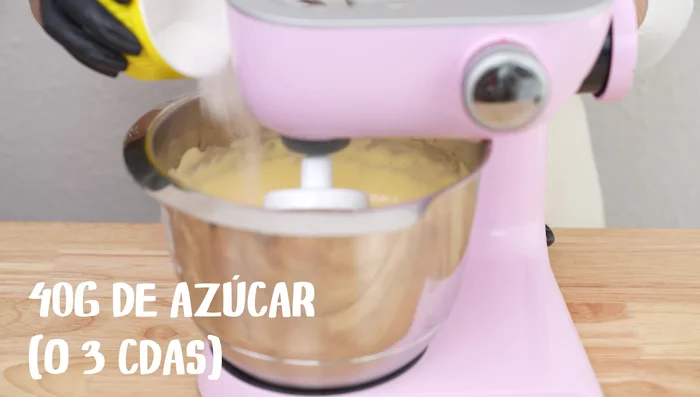 Agrega 40g de azúcar y la vainilla. Bate durante un minuto.