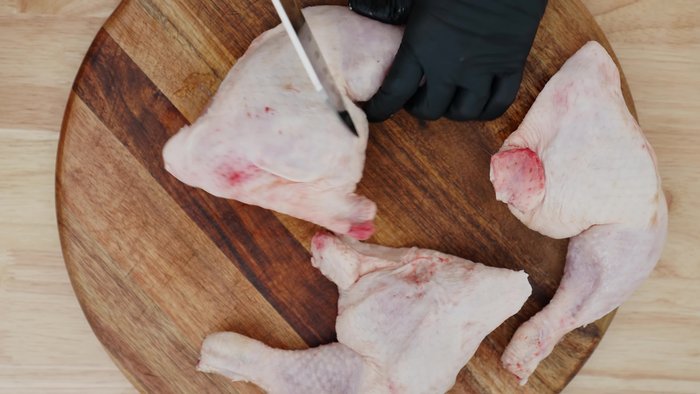 Preparar las piezas de pollo. Puedes dejar la piel o quitarla. Hacer cortes en los muslos para asegurar la cocción.