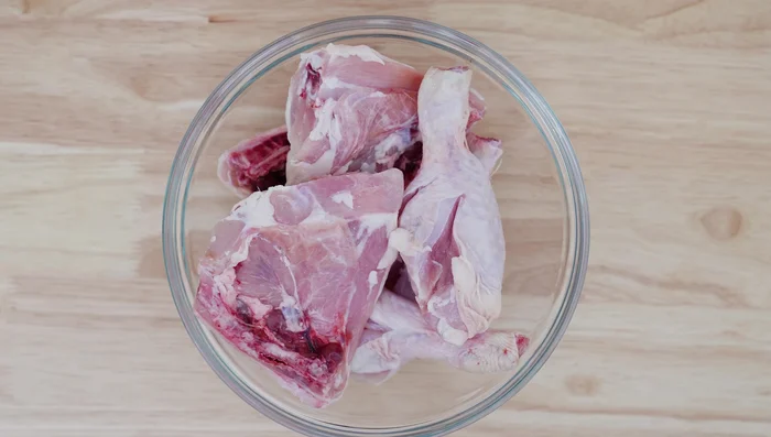 Adobar el pollo con limón, sal, pimienta, tomillo seco, cebolla en polvo, ajo en polvo y comino. Mezclar bien y marinar toda la noche (o al menos 30 minutos).