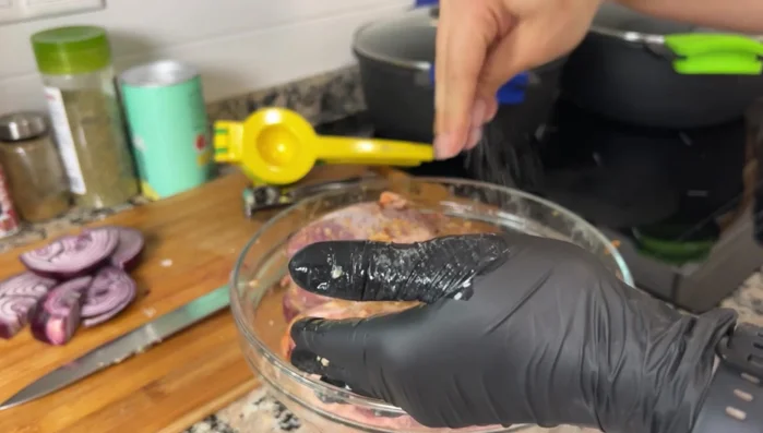 Sellar la carne en la cazuela con aceite caliente.