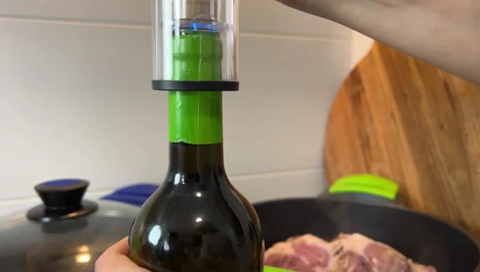 Añadir vino blanco seco y agua a la carne sellada.