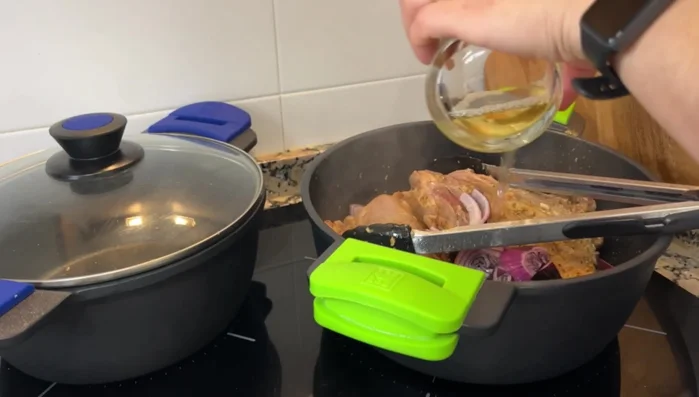 Agregar cebolla a la cazuela. Tapar y cocinar a fuego lento durante 2 horas.