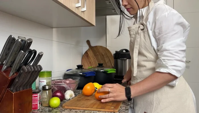 Condimentar la carne de cerdo con cebolla, ajo, limón, naranja dulce, aceite, sal, pimienta, orégano, pimentón y comino. (Dos opciones: dejar reposar o cocinar inmediatamente)