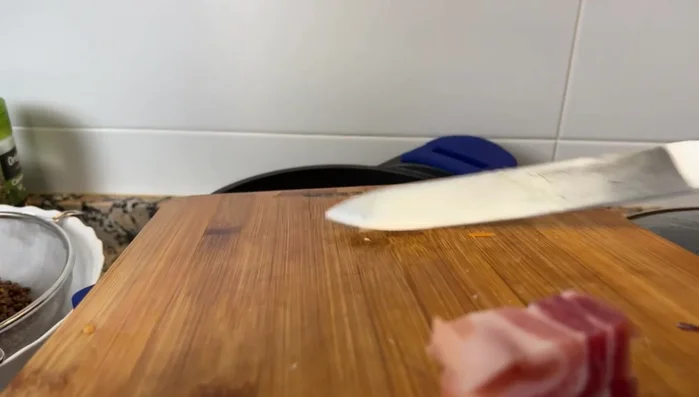 Sofreír la cebolla, el pimiento y el ajo en una olla con manteca de cerdo o aceite (5 minutos).