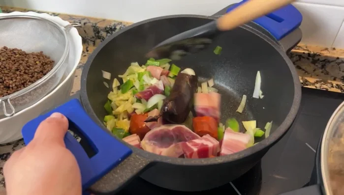 Agregar chorizo, tocino y morcilla. Cocinar 3 minutos.