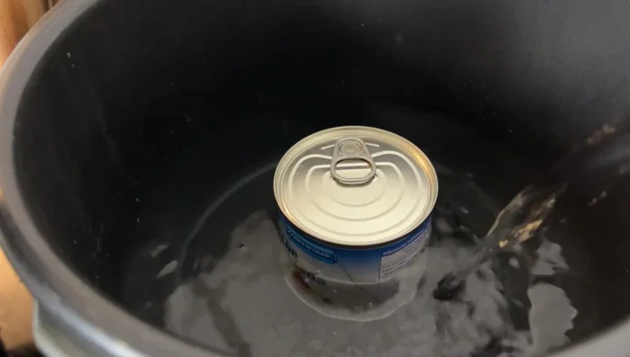 Para el dulce de leche: Colocar la lata de leche condensada en una olla con agua hasta el borde superior de la lata. Cocinar a presión durante 30-35 minutos. Dejar enfriar completamente antes de abrir.