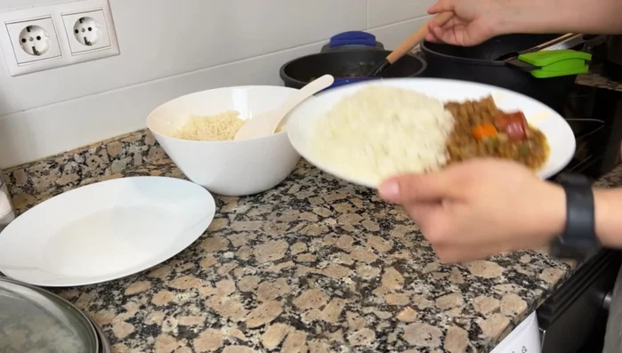 Servir la carne, el potaje de lentejas, el arroz blanco, la ensalada y el dulce de leche con galletas.