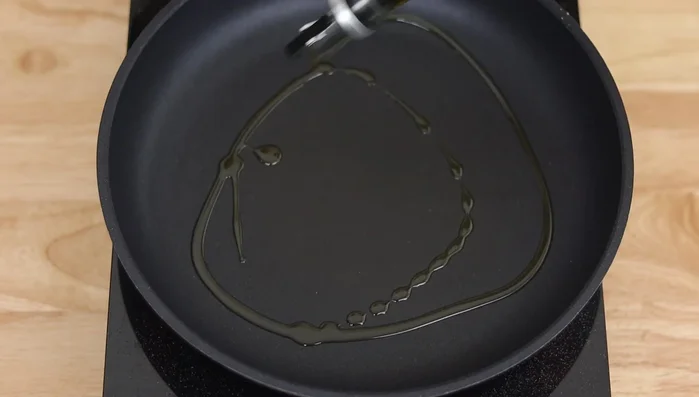 En una sartén amplia, calentar 2 cucharadas de aceite y sofreír el ajo, la cebolla y el pimiento durante 7 minutos (106)