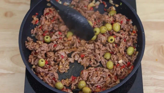 Retirar del fuego y reservar el picadillo (190.84)