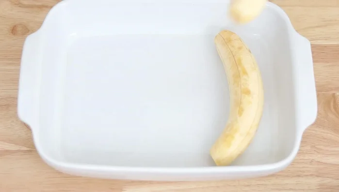 Colocar los plátanos en una bandeja para horno y dorarlos durante 30-40 minutos a 200°C, volteándolos a la mitad del tiempo. Si se usa sartén, dorar hasta que estén suaves (24.84)