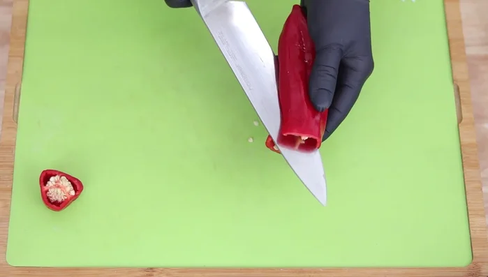 Mientras tanto, cortar el pimiento, la cebolla y picar el ajo (48.879)