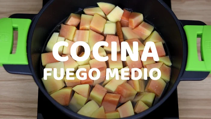 Llevar al fuego. Una vez que hierva, tapar y cocinar a fuego medio durante 40 minutos aproximadamente, removiendo de vez en cuando.
