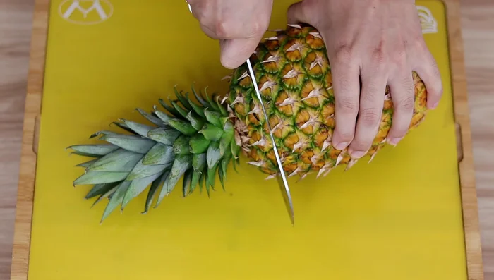 (Variante 2) Pelar y cortar la piña en cubos pequeños.
