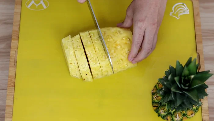 (Variante 2) Repetir el proceso de la receta anterior, añadiendo la piña, el azúcar, agua, canela, clavos de olor y extracto de vainilla (opcional). Cocinar durante 2 horas aproximadamente, removiendo de vez en cuando.