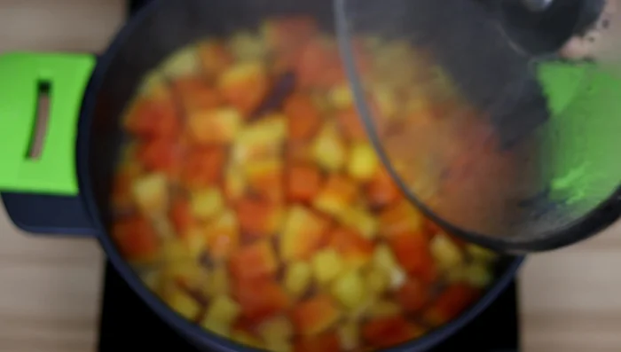 (Variante 2) El dulce estará listo cuando la fruta bomba y la piña estén transparentes y el almíbar más espeso.