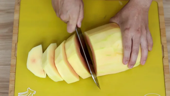 Pelar y retirar las semillas de la fruta bomba. Cortar en cubos pequeños.