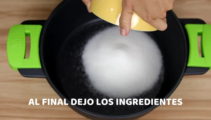 En una olla, agregar el azúcar, el agua, la canela y los clavos de olor. Mezclar.