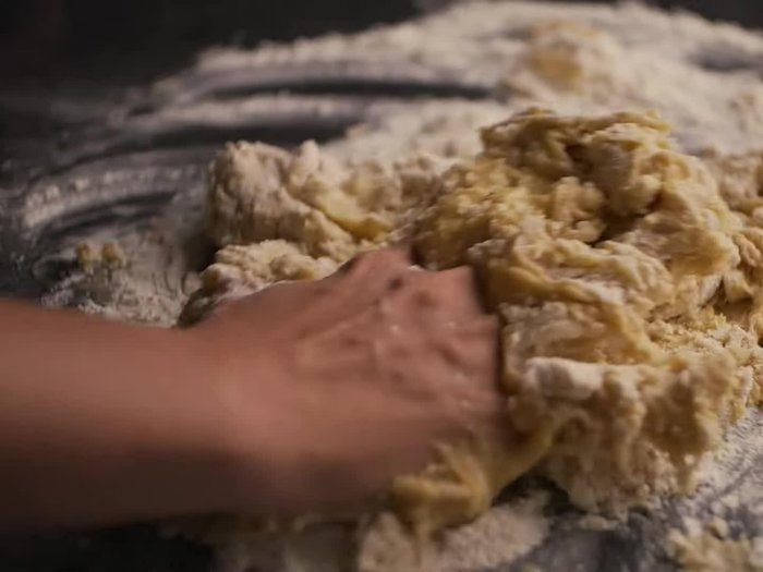 Freír las donas en aceite caliente hasta que estén doradas.