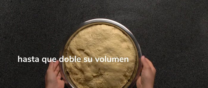 Escurrir las donas sobre papel absorbente.