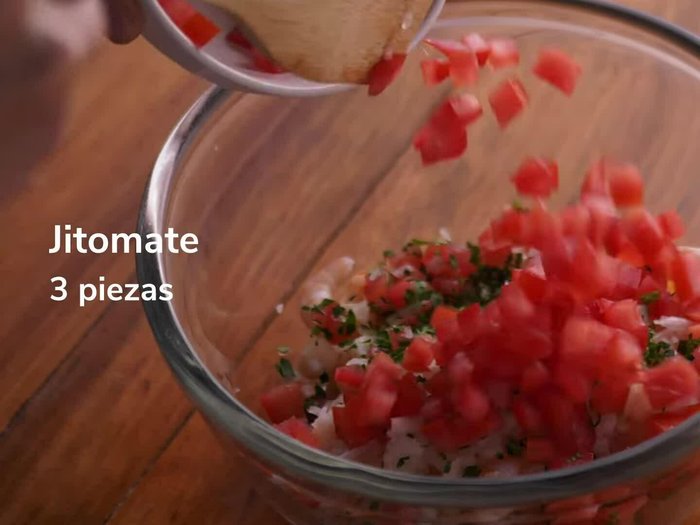 Agregar los camarones a la sartén y cocinar hasta que estén rosados.