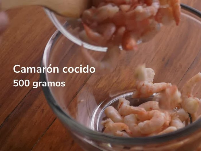Sofreír cebolla, ajo y pimentón en aceite hasta que estén transparentes.
