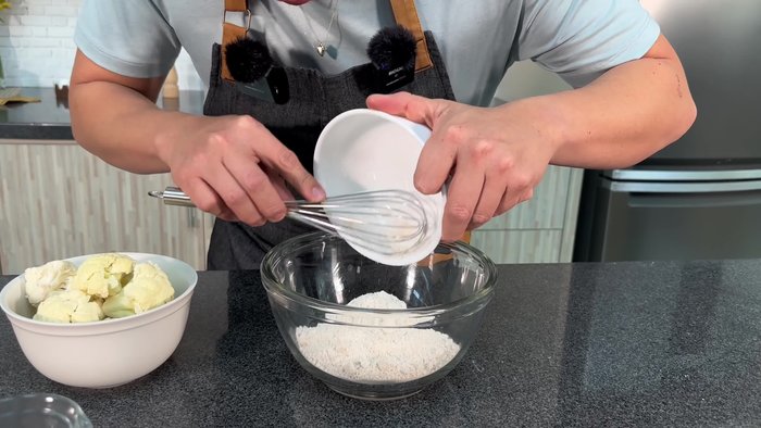 Prepara el tempura: Mezcla harina de avena, hierbas finas, agua y jugo Maggi hasta obtener una consistencia espesa pero suave.