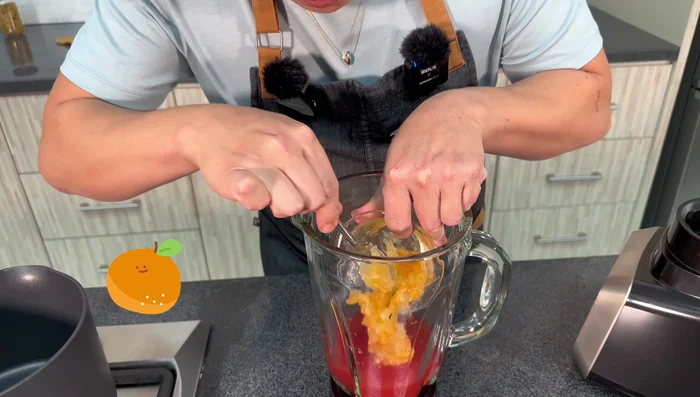 Prepara la salsa: Licúa cóctel de tomate, almejas, mermelada de naranja, sal, ajo, chile habanero asado, fécula de maíz disuelta y salsa de soya. Calienta la mezcla hasta que espese.