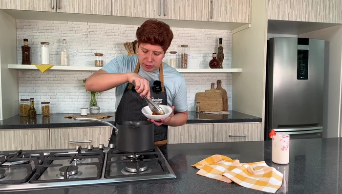 Sirve: Cubre los bócoles calientes con la salsa y acompáñalos con la horchata de fresa.