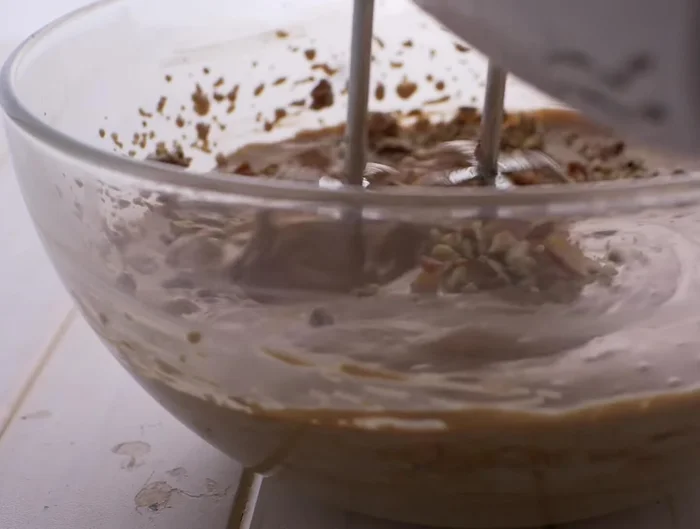 En otro tazón, mezclar la harina y la levadura. (Mezclar ingredientes secos)