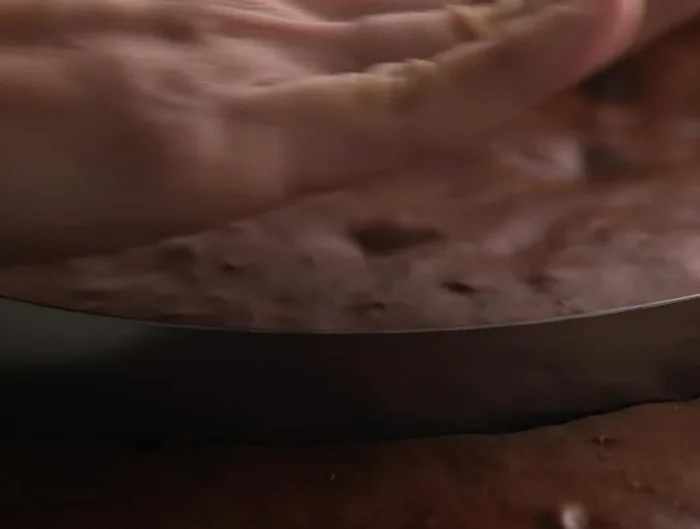 Agregar gradualmente los ingredientes secos a la mezcla húmeda, mezclando hasta que estén bien combinados. (Combinar ingredientes secos y húmedos)