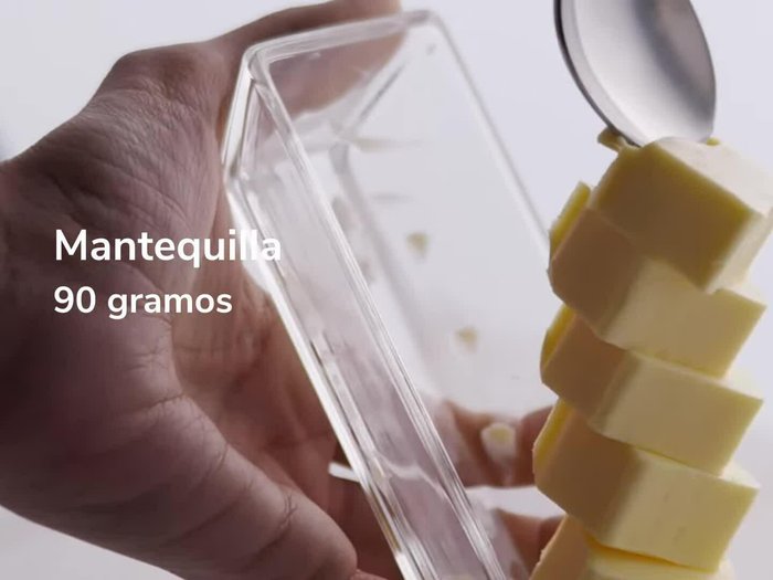 En un tazón, batir la mantequilla y el azúcar hasta obtener una mezcla cremosa. (Batir ingredientes)