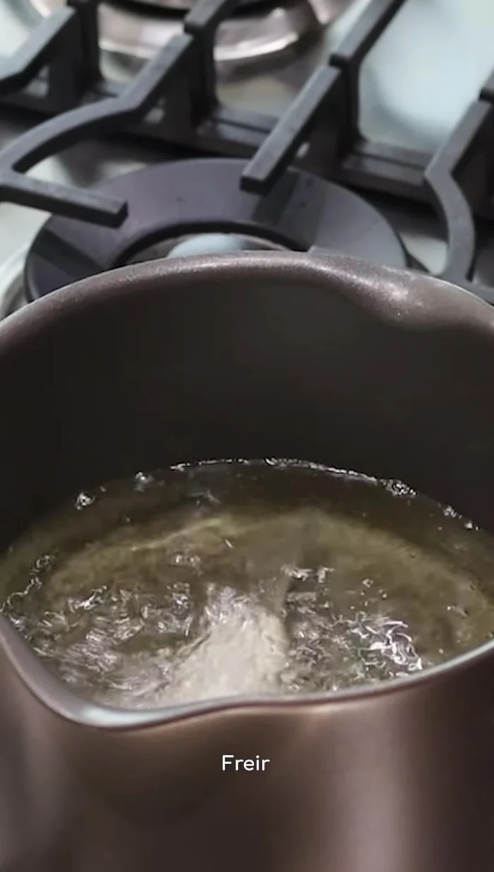 Freír las salchichas sumergiéndolas con cuidado en el aceite caliente, durante 5-10 minutos hasta que estén doradas.