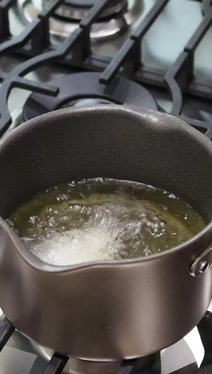 Retirar las salchichas del aceite y repetir el proceso con el resto.