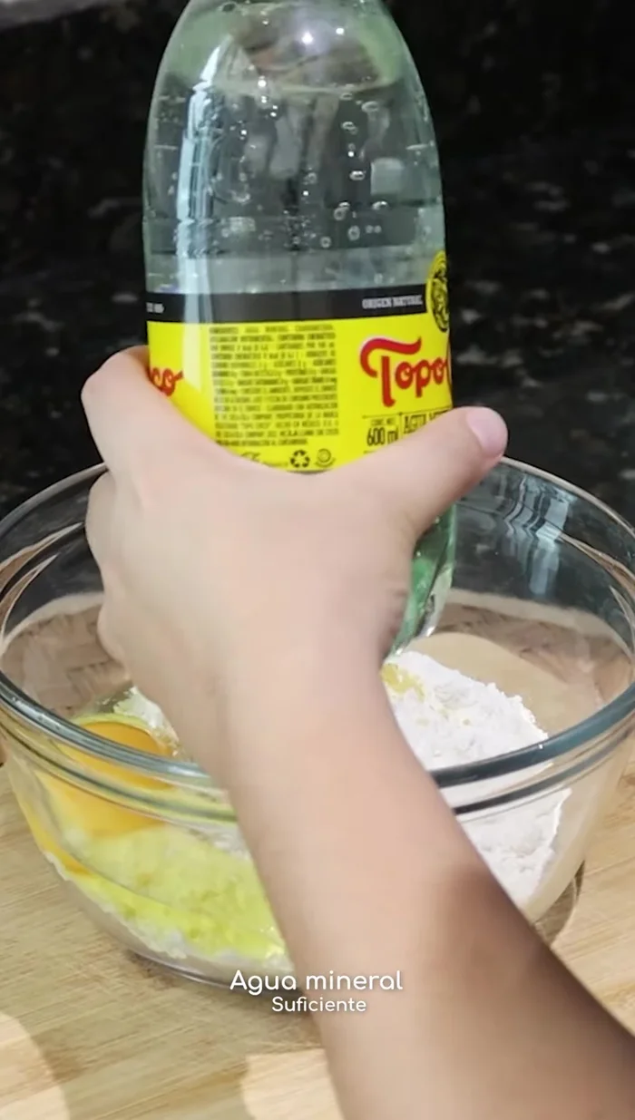 Agregar agua mineral gradualmente, batiendo hasta obtener una mezcla espesa.