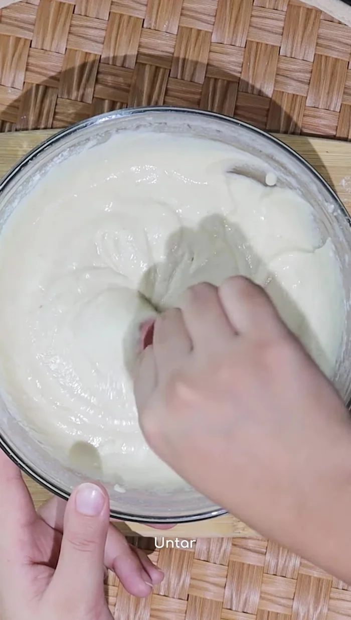 Sumergir cada salchicha en la mezcla, asegurándose de cubrirla por completo.