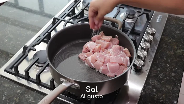 Agregar 500g de carne de cerdo cortada en trozos medianos y sazonar con sal, ajo en polvo, pimienta y comino.