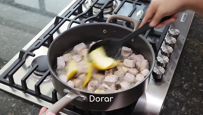 Incorporar la cáscara de una naranja a la carne y mezclar por 5-10 minutos hasta que la carne se selle.